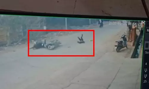रायपुर में मोपेड सवार ने बुजुर्ग को मारी ठोकर, देखें VIDEO...