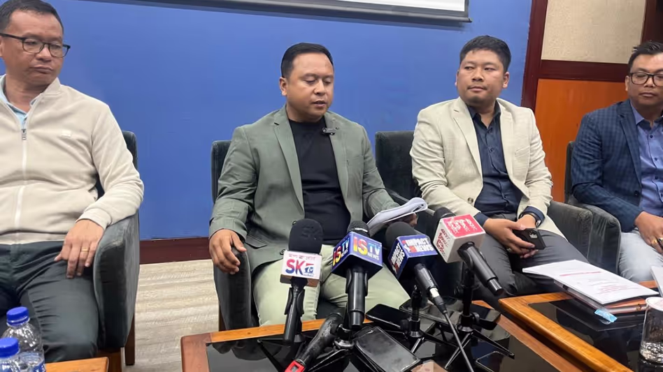 Manipur : सुरक्षा संबंधी शिकायतों के बाद इम्फाल में सड़क का काम रोका गया Manipur : सुरक्षा संबंधी शिकायतों के बाद इम्फाल में सड़क का काम रोका गया