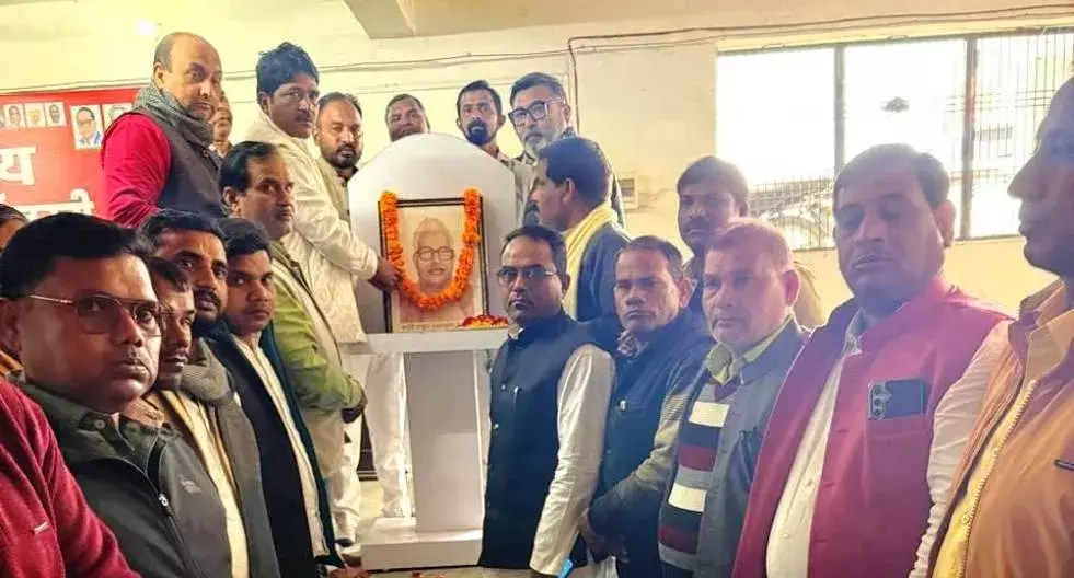 Basti: समाजवादियों ने कर्पूरी ठाकुर जयंती पर जताया सम्मान