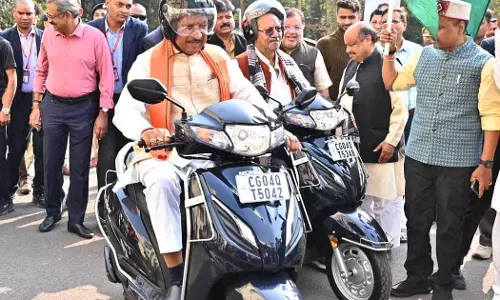 CM साय ने हेलमेट पहनकर चलाई स्कूटी, सड़क सुरक्षा का दिया संदेश CM साय ने हेलमेट पहनकर चलाई स्कूटी, सड़क सुरक्षा का दिया संदेश