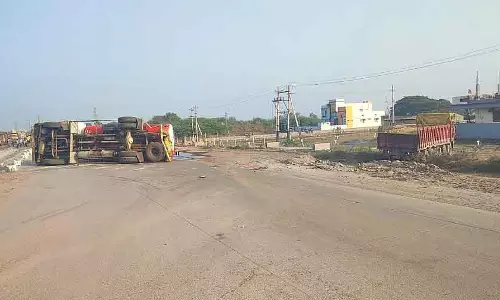 Karnataka : माइनिंग ट्रक से टक्कर के बाद पेट्रोल टैंकर पलट गया