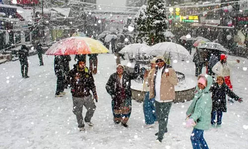 सर्दियों का जादू Manali और आसपास के इलाकों को रोशन कर देता है सर्दियों का जादू Manali और आसपास के इलाकों को रोशन कर देता है