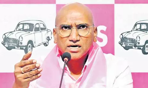 आरएस प्रवीण कुमार ने फोन टैपिंग मामले में SIT के नोटिस की आलोचना की आरएस प्रवीण कुमार ने फोन टैपिंग मामले में SIT के नोटिस की आलोचना की