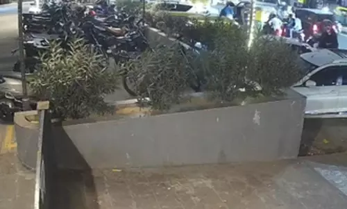 अहमदाबाद में देर रात रोड रेज की घटना में चार लोगों ने SUV में तोड़फोड़ की अहमदाबाद में देर रात रोड रेज की घटना में चार लोगों ने SUV में तोड़फोड़ की
