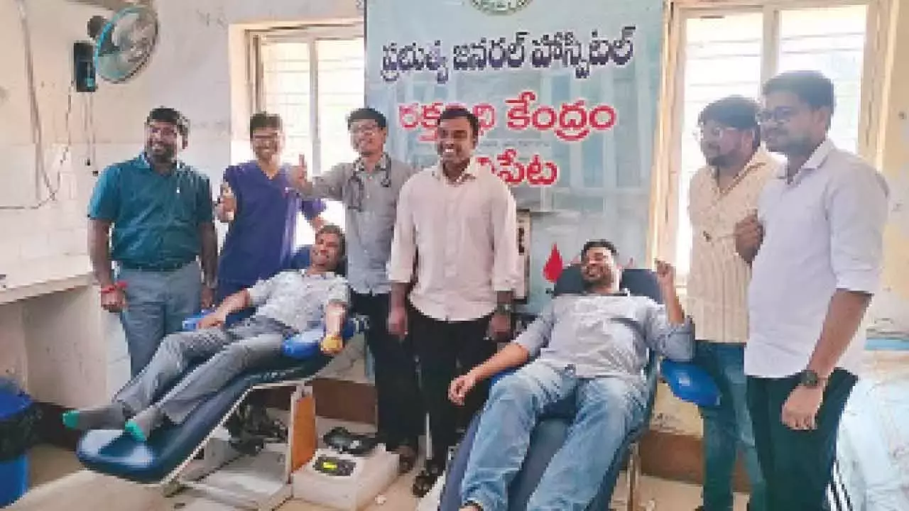 Telangana: सिद्दीपेट सरकारी अस्पताल के डॉक्टरों द्वारा रक्तदान Telangana: सिद्दीपेट सरकारी अस्पताल के डॉक्टरों द्वारा रक्तदान