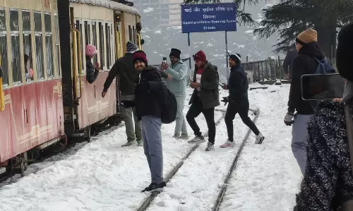 बर्फ से ढकी शिमला की हेरिटेज टॉय ट्रेन Himachal में एक प्रमुख पर्यटक आकर्षण बन गई बर्फ से ढकी शिमला की हेरिटेज टॉय ट्रेन Himachal में एक प्रमुख पर्यटक आकर्षण बन गई