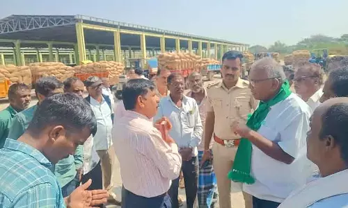 Davanagere: किसान मक्के की खरीद के खिलाफ विरोध प्रदर्शन कर रहे है Davanagere: किसान मक्के की खरीद के खिलाफ विरोध प्रदर्शन कर रहे है