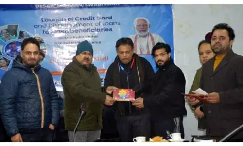 डीसी Poonch ने लोन सैंक्शन लेटर और क्रेडिट कार्ड बांटे