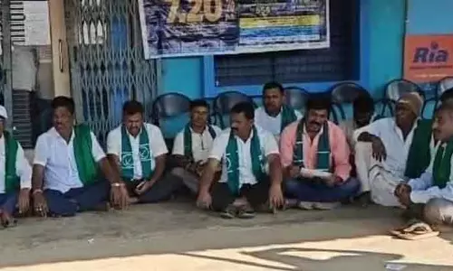 Karnataka ; कैश पेमेंट में देरी को लेकर किसानों ने केनरा बैंक के खिलाफ विरोध प्रदर्शन किया Karnataka ; कैश पेमेंट में देरी को लेकर किसानों ने केनरा बैंक के खिलाफ विरोध प्रदर्शन किया