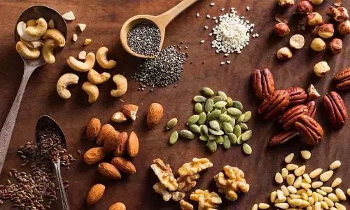 कई शानदार स्वास्थ्य लाभों के लिए हमें ये Nuts और बीज रोज़ खाने चाहिए कई शानदार स्वास्थ्य लाभों के लिए हमें ये Nuts और बीज रोज़ खाने चाहिए