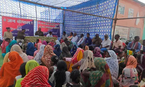 थाना प्रभारी लैलूंगा ने लगाई चौपाल, ग्रामीणों को अपराधों की जानकारी देकर नशा मुक्ति के लिये किया प्रेरित