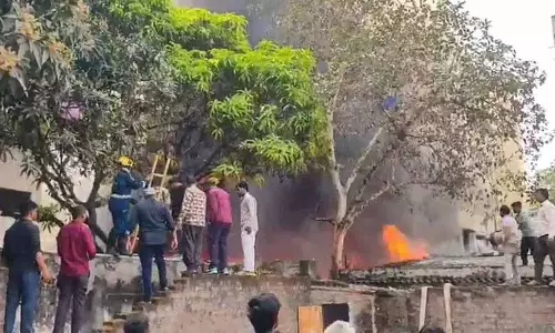 फायरफाइटर्स Nampally में लगी आग से जूझ रहे, फंसे होने की आशंका के बीच बचाव अभियान जारी है