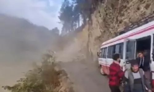 Himachal: सड़क पर चट्टानें और मलबा गिरने से 30 यात्रियों वाली बस बाल-बाल बची Himachal: सड़क पर चट्टानें और मलबा गिरने से 30 यात्रियों वाली बस बाल-बाल बची