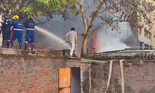 Hyderabad: नामपल्ली रेलवे स्टेशन के पास फर्नीचर गोदाम में आग लगी