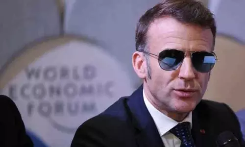 टॉप गन स्टाइल वायरल: Emmanuel Macron के एविएटर लुक ने सोशल मीडिया पर मचाई धूम
