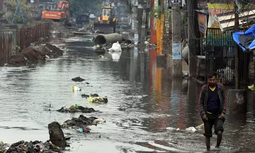 बारिश से तापमान गिरा, Ludhiana में जलभराव से जनजीवन अस्त-व्यस्त बारिश से तापमान गिरा, Ludhiana में जलभराव से जनजीवन अस्त-व्यस्त