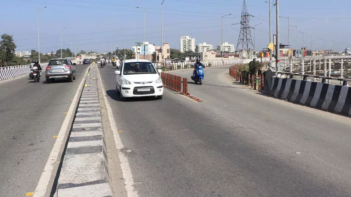 Lucknow: सड़क सुरक्षा को लेकर अलार्म, 20 जिलों में हालात गंभीर Lucknow: सड़क सुरक्षा को लेकर अलार्म, 20 जिलों में हालात गंभीर
