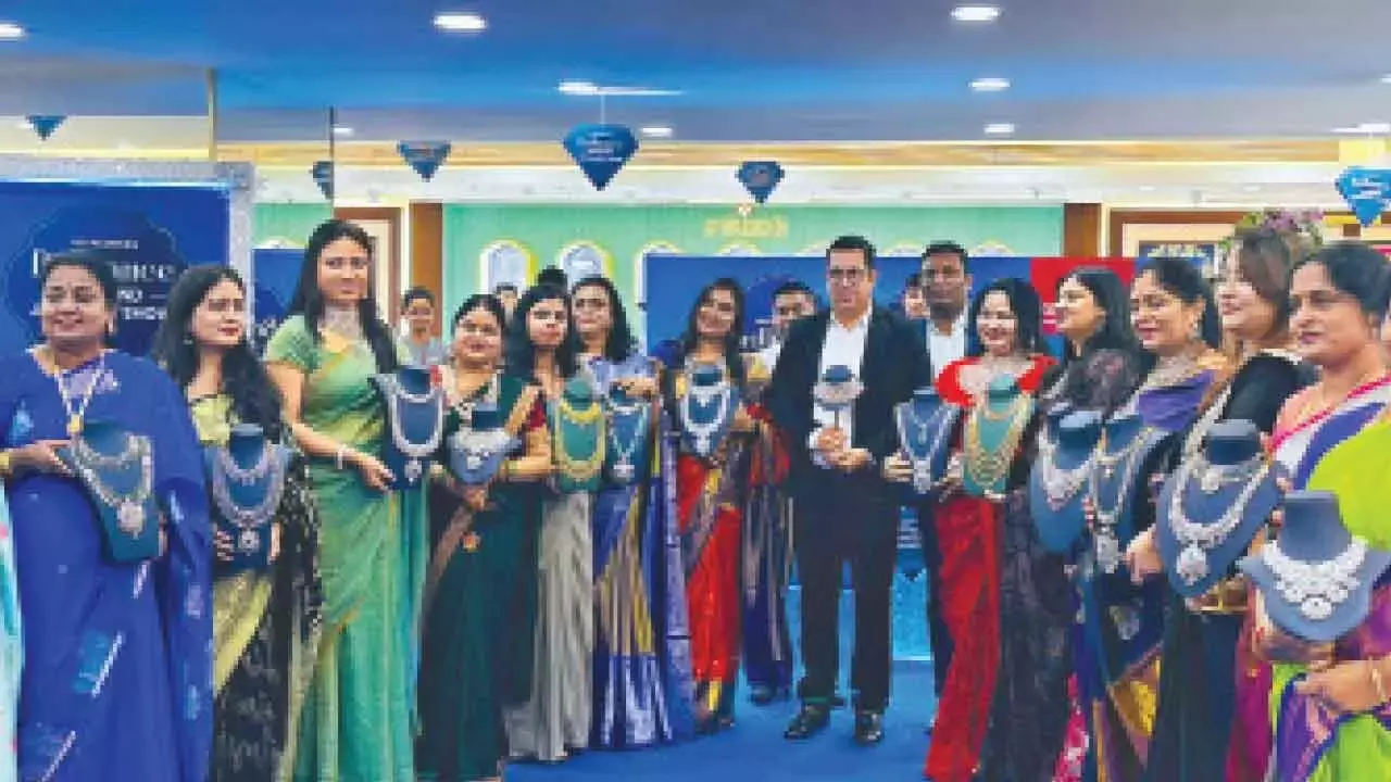 Telangana: शहर में जोयलुक्कास डायमंड ज्वेलरी शो शुरू हो गया है Telangana: शहर में जोयलुक्कास डायमंड ज्वेलरी शो शुरू हो गया है