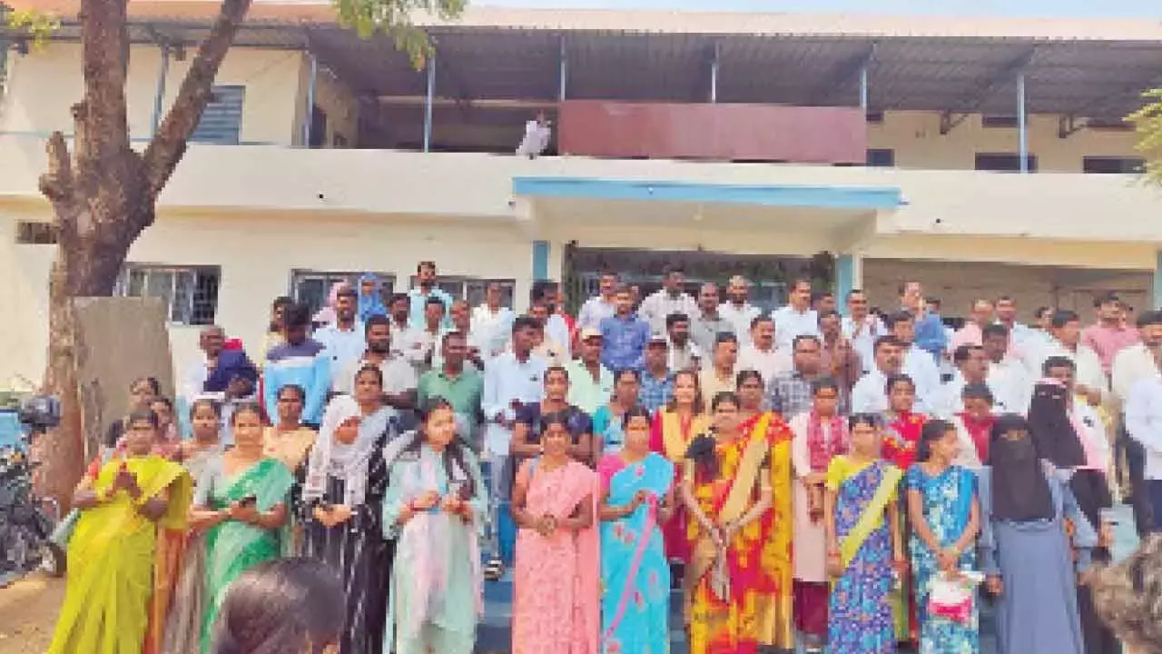 Government ने 430 जूनियर कॉलेजों में बड़े पैमाने पर पेरेंट-टीचर मीटिंग का आयोजन किया Government ने 430 जूनियर कॉलेजों में बड़े पैमाने पर पेरेंट-टीचर मीटिंग का आयोजन किया