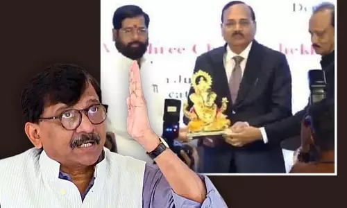 धनुष, तीर और घड़ी वाली विवादित तस्वीर पर Sanjay Raut भड़के धनुष, तीर और घड़ी वाली विवादित तस्वीर पर Sanjay Raut भड़के