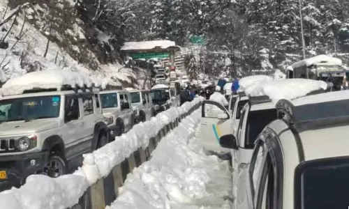भारी बर्फबारी से Lahaul-Spiti, कुल्लू, मंडी में जनजीवन अस्त-व्यस्त हो गया है