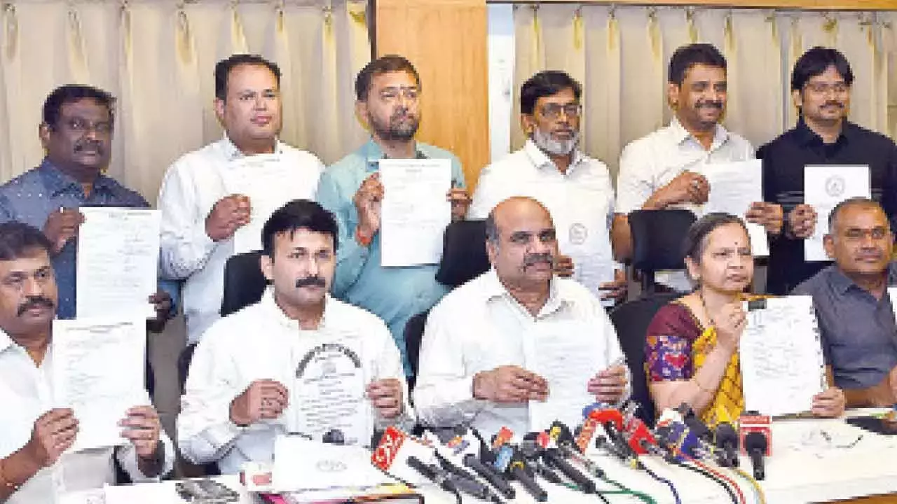 डॉक्टर्स डेमोक्रेटिक पैनल पहली बार ऑनलाइन APMC चुनाव में उतरा डॉक्टर्स डेमोक्रेटिक पैनल पहली बार ऑनलाइन APMC चुनाव में उतरा