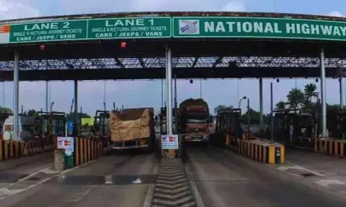 प्रशासन की लापरवाही के कारण toll plaza पर 12 लोगों की मौत। बेगुनाह लोगों की जान गई
