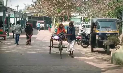 300 किमी का संघर्ष: पत्नी को ट्रॉली-रिक्शा पर ले गया पति