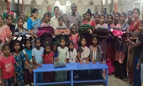 female students को स्वेटर और कंबल बांटे गए female students को स्वेटर और कंबल बांटे गए