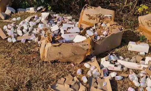 Odisha के गंजाम में सड़क पर वैक्सीन की शीशियां फेंकी हुई मिलीं Odisha के गंजाम में सड़क पर वैक्सीन की शीशियां फेंकी हुई मिलीं
