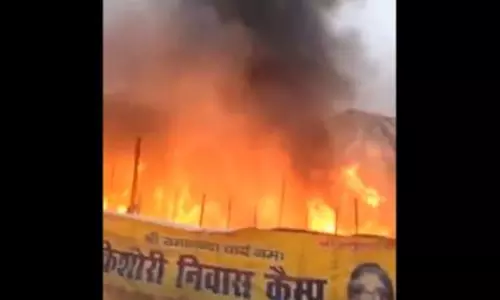 Prayagraj माघ मेले में आग: किशोरी कैंप के दो टेंट आग की चपेट में आकर जल गए Prayagraj माघ मेले में आग: किशोरी कैंप के दो टेंट आग की चपेट में आकर जल गए