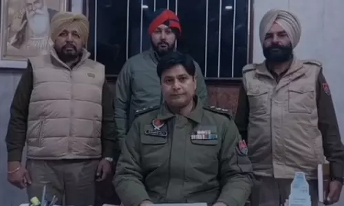 पुलिस की बड़ी कार्रवाई, दो देसी पिस्तौल और चार जिंदा कारतूस के साथ आरोपी गिरफ्तार पुलिस की बड़ी कार्रवाई, दो देसी पिस्तौल और चार जिंदा कारतूस के साथ आरोपी गिरफ्तार