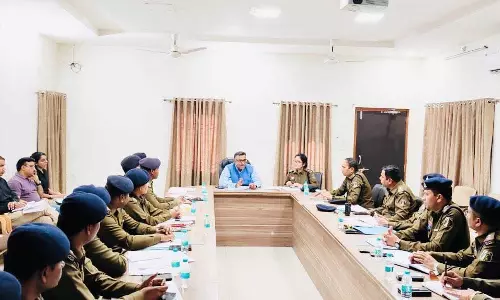 रायपुर पुलिस ने कानून-व्यवस्था और अपराध नियंत्रण को लेकर IG अमरेश मिश्रा ने ली बैठक