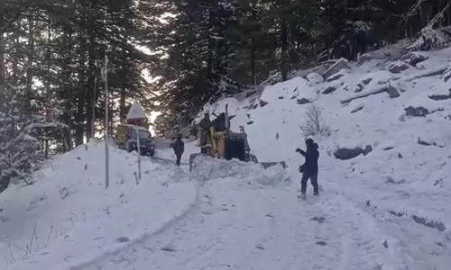 उत्तरकाशी में भारी बर्फबारी से सैकड़ों पर्यटक वाहन फंसे, प्रशासन ने युद्धस्तर पर राहत कार्य शुरू कर सुरक्षित निकाला उत्तरकाशी में भारी बर्फबारी से सैकड़ों पर्यटक वाहन फंसे, प्रशासन ने युद्धस्तर पर राहत कार्य शुरू कर सुरक्षित निकाला