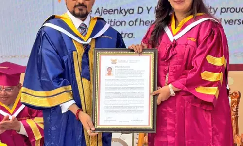 पुणे: अजिंक्य डीवाई पाटिल यूनिवर्सिटी ने पंकजा मुंडे को दी मानद पीएचडी की उपाधि