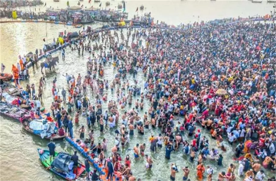 Prayagraj:बसंत पंचमी पर गंगा और संगम में 3.56 करोड़ श्रद्धालुओं ने लगाई डुबकी Prayagraj:बसंत पंचमी पर गंगा और संगम में 3.56 करोड़ श्रद्धालुओं ने लगाई डुबकी