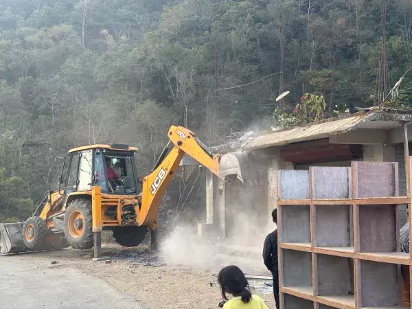 Manipur: उखरुल प्रशासन ने NH-202 पर पहला बेदखली अभियान चलाया Manipur: उखरुल प्रशासन ने NH-202 पर पहला बेदखली अभियान चलाया
