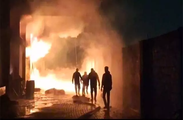 Jalandhar : फैक्टरी में लगी भीषण आग, मौके पर पहुंची फायर ब्रिगेड Jalandhar : फैक्टरी में लगी भीषण आग, मौके पर पहुंची फायर ब्रिगेड