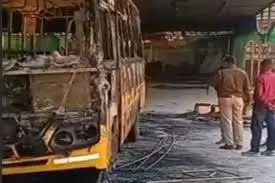 Jharkhand: शरारती तत्वों ने स्कूल की 3 बसों और वैन को किया आग के हवाले, जांच में जुटी पुलिस Jharkhand: शरारती तत्वों ने स्कूल की 3 बसों और वैन को किया आग के हवाले, जांच में जुटी पुलिस