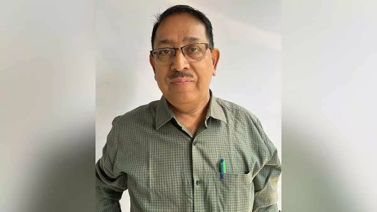 Kalyan रेलवे स्टाफ ने यात्री का खोया हुआ कैश और गहने लौटाए, ईमानदारी की मिसाल पेश की Kalyan रेलवे स्टाफ ने यात्री का खोया हुआ कैश और गहने लौटाए, ईमानदारी की मिसाल पेश की