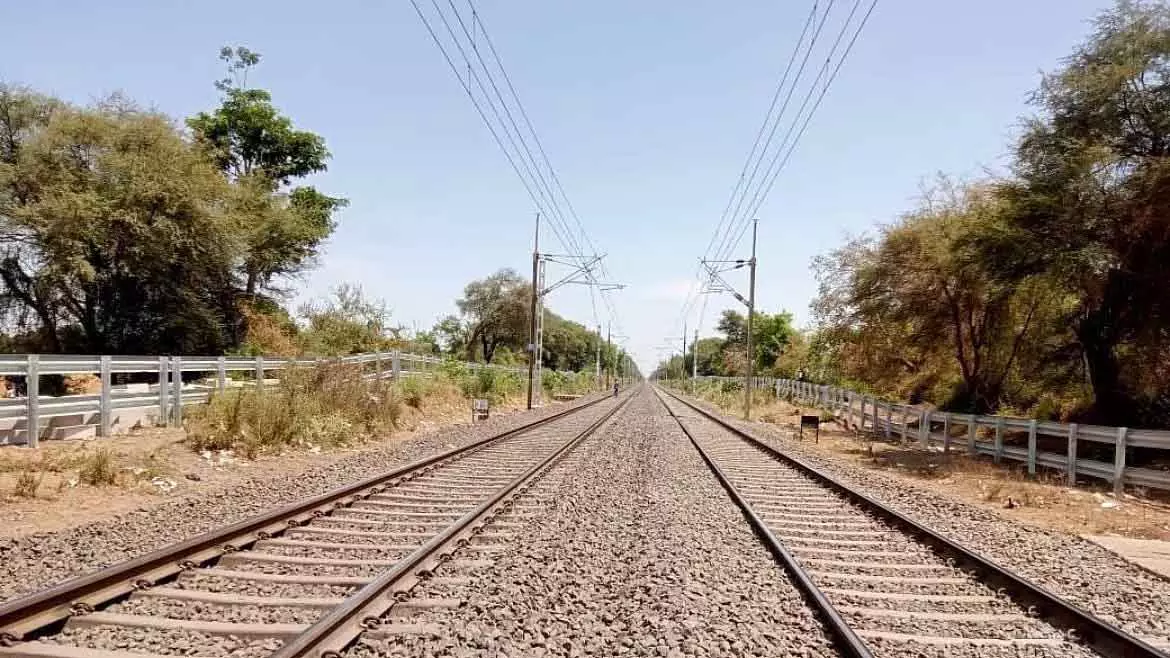 MP : रतलाम रेलवे डिवीजन ने ट्रैक के किनारे सुरक्षा बाड़ का विस्तार किया MP : रतलाम रेलवे डिवीजन ने ट्रैक के किनारे सुरक्षा बाड़ का विस्तार किया