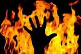 Patna: एकतरफा प्यार में युवक ने नाबालिग पर पेट्रोल डालकर जिंदा जलाया Patna: एकतरफा प्यार में युवक ने नाबालिग पर पेट्रोल डालकर जिंदा जलाया