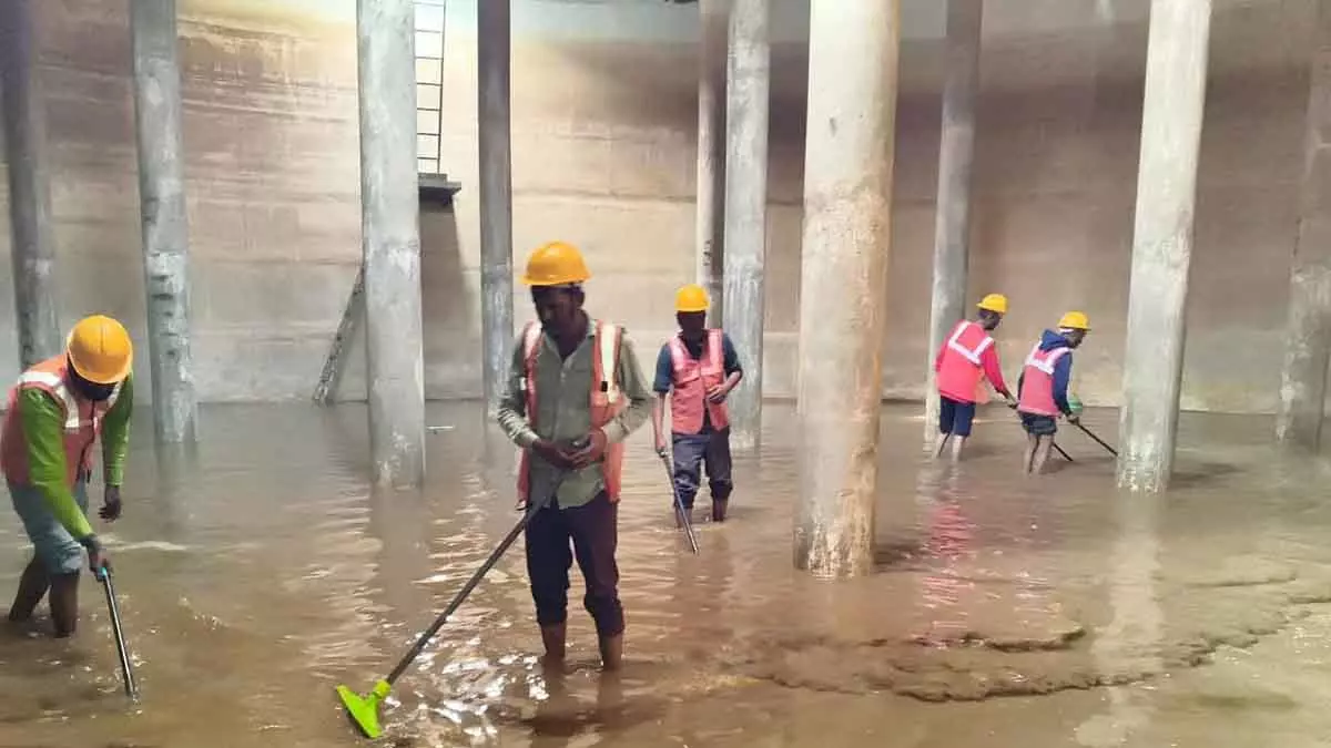 Indore : ओवरहेड पानी की टंकियों का क्लोरीनेशन और सफाई युद्ध स्तर पर की जा रही है Indore : ओवरहेड पानी की टंकियों का क्लोरीनेशन और सफाई युद्ध स्तर पर की जा रही है