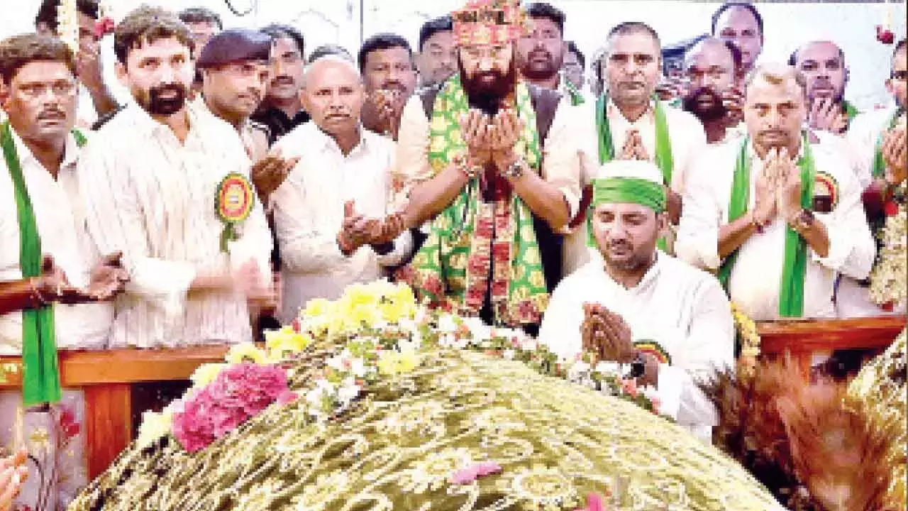 Telangana: जनपहाड़ सैदुलु उर्स में हजारों लोग उमड़े Telangana: जनपहाड़ सैदुलु उर्स में हजारों लोग उमड़े
