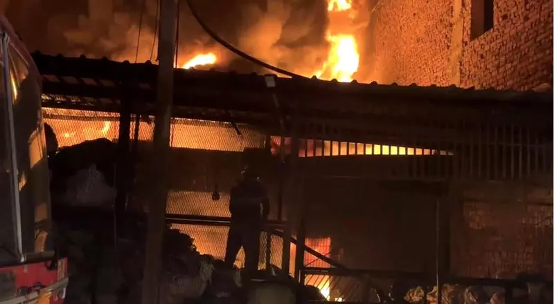 Bahadurgarh फैक्ट्री में आग लगने से मजदूरों की सुरक्षा पर सवाल उठे Bahadurgarh फैक्ट्री में आग लगने से मजदूरों की सुरक्षा पर सवाल उठे