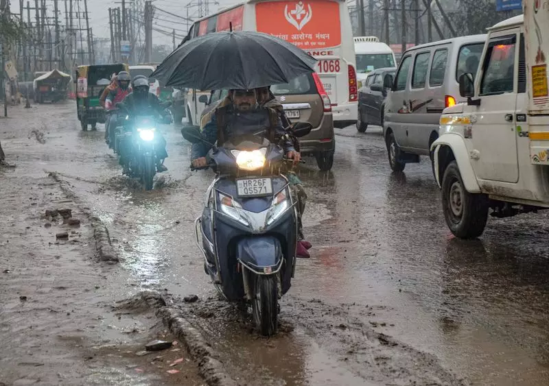 Haryana : बारिश, हवाओं से गुरुग्राम, फरीदाबाद में ठंडक Haryana : बारिश, हवाओं से गुरुग्राम, फरीदाबाद में ठंडक