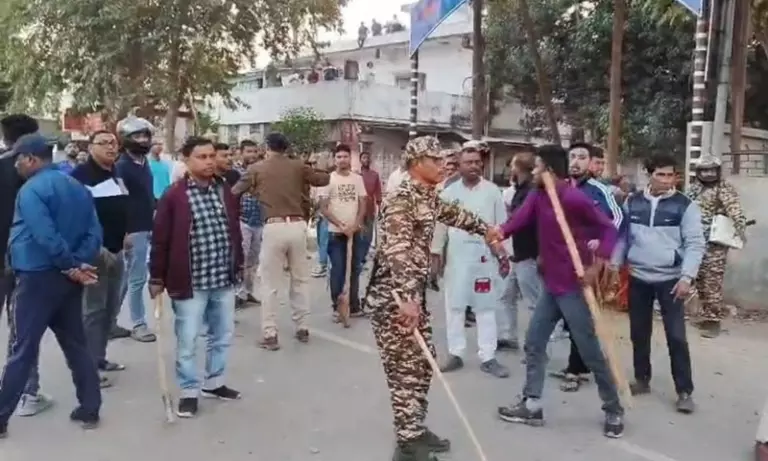 Tripura के कैलाशहर में बीजेपी गुटीय संघर्ष, पुलिस को करनी पड़ी हवाई फायरिंग Tripura के कैलाशहर में बीजेपी गुटीय संघर्ष, पुलिस को करनी पड़ी हवाई फायरिंग