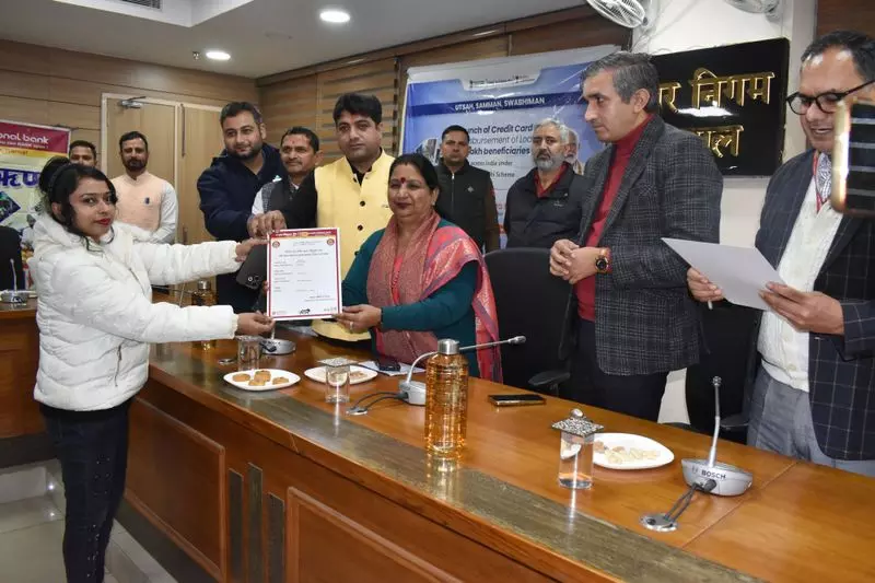मेयर ने Karnal में 20 स्ट्रीट वेंडर्स को लोन स्वीकृति पत्र सौंपे मेयर ने Karnal में 20 स्ट्रीट वेंडर्स को लोन स्वीकृति पत्र सौंपे