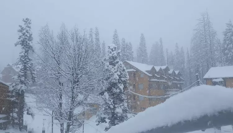 J&K में बर्फबारी से सड़कें जाम, बिजली कटौती, BRO श्रीनगर एयरपोर्ट खोलने में जुटा J&K में बर्फबारी से सड़कें जाम, बिजली कटौती, BRO श्रीनगर एयरपोर्ट खोलने में जुटा