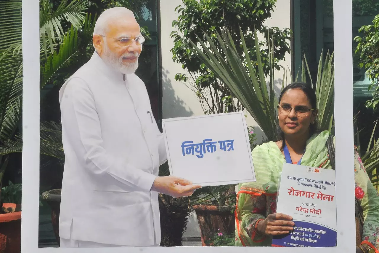 PM Modi शनिवार को युवाओं को 61,000 सरकारी नौकरी के नियुक्ति पत्र सौंपेंगे PM Modi शनिवार को युवाओं को 61,000 सरकारी नौकरी के नियुक्ति पत्र सौंपेंगे
